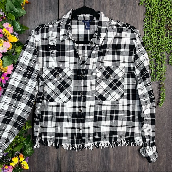 §🌼3/$30🌼Forever 21 Plaid Button Down Distressed Flannel Size Medium - Picture 3 of 16